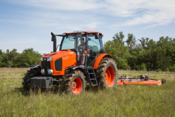 Máy cày Kubota bao phủ trên ruộng đồng Việt Nam