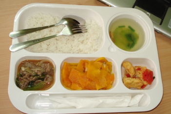 Tập tành bán cơm bình dân tôi được khuyên nên sử dụng khay cơm nhựa